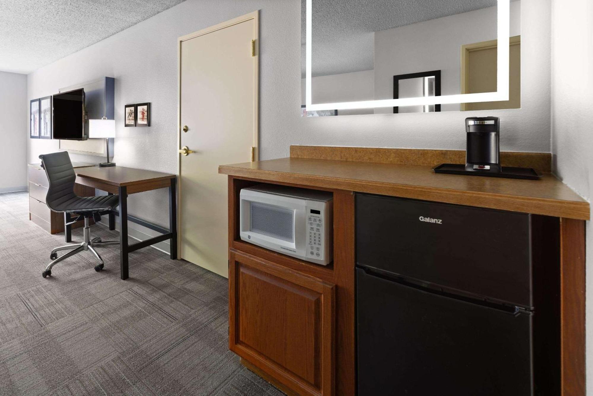 Americinn By Wyndham Iron Mountain Buitenkant foto
